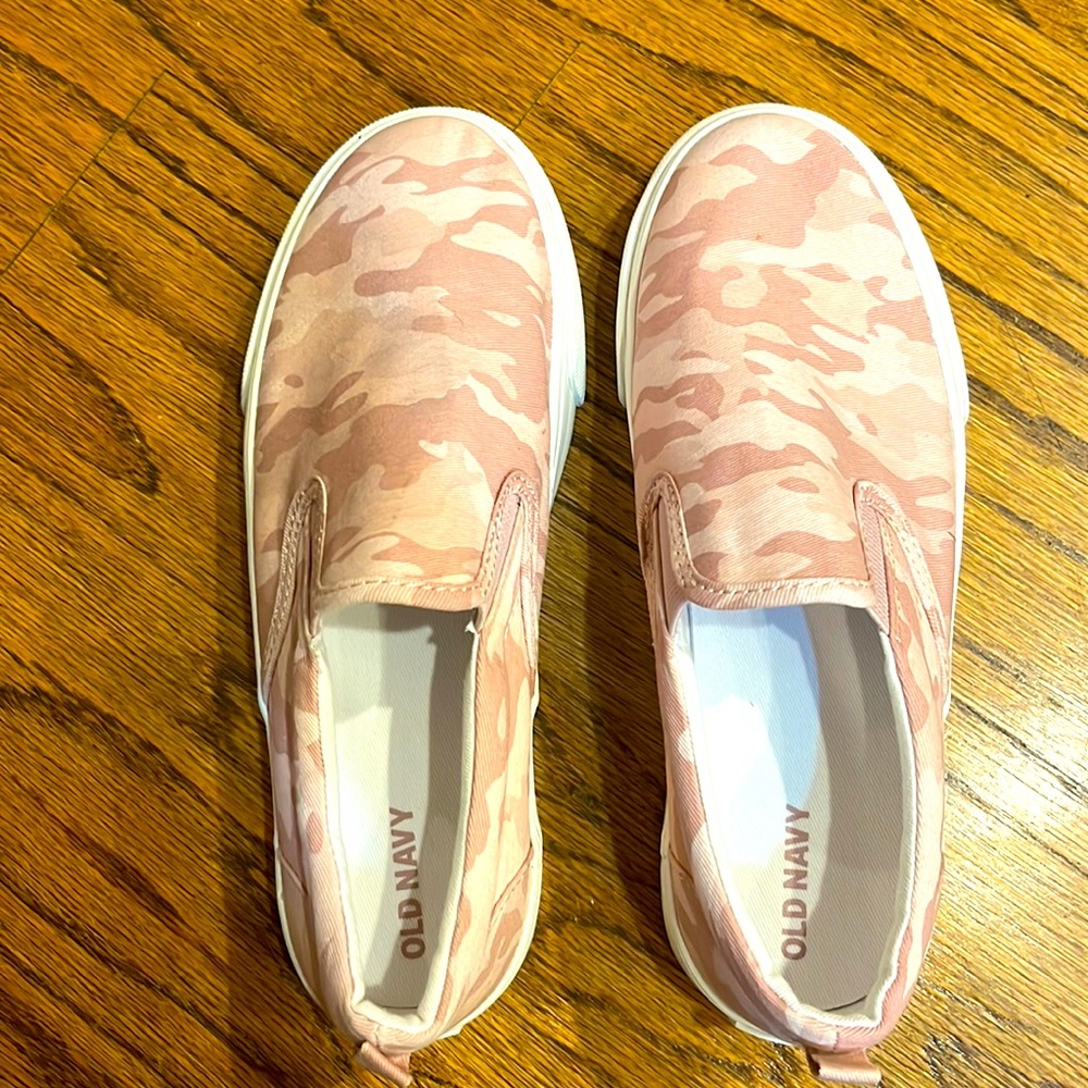 Girls pink camo old navy shoes size 3